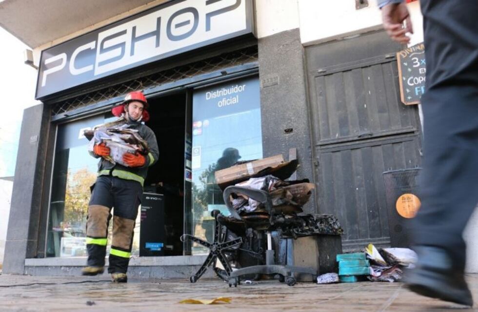 Un incendio dejó pérdidas millonarias en un local de venta de computadoras