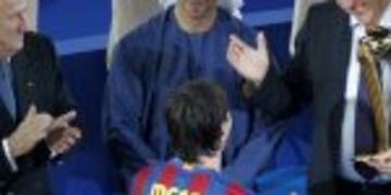 entrega de los premios trofeo trofeos copa copas saludo autoridades dirigentes y futbolistas jugadores rnrnBarcelona's Lionel Messi receives an award from FIFA president Sepp Blatter (L) and UEFA President Michel Platini (R) after their FIFA Club World Cu