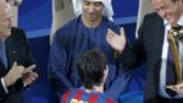 entrega de los premios trofeo trofeos copa copas saludo autoridades dirigentes y futbolistas jugadores rnrnBarcelona's Lionel Messi receives an award from FIFA president Sepp Blatter (L) and UEFA President Michel Platini (R) after their FIFA Club World Cu
