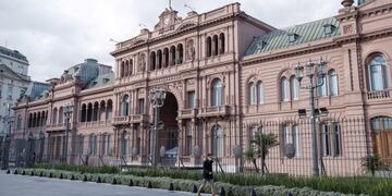 A pedestrian wearing a protective mask walks in front of the Casa Rosada in Buenos Aires, Argentina, on Tuesday, May 5, 2020\u002E Argentina's nationwide lockdown, currently set to end on May 10, will probably be extended\u002E Smaller cities may return to normal activities sooner if they meet five requirements, such as restricting movement to just half of their population at any given time\u002E Photographer: Erica Canepa/Bloomberg