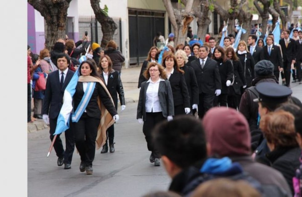 Por el frío, poca gente en el desfile del Día del Maestro en San Juan
