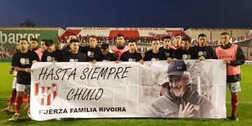 Aplausos y emoción en el recuerdo al DT del ascenso en 2004\u002E