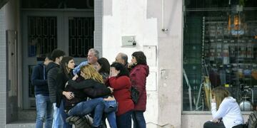 Familiares y amigos se agolparon consternados frente al edificio de San Martín al 4200\u002E (Juan José García)