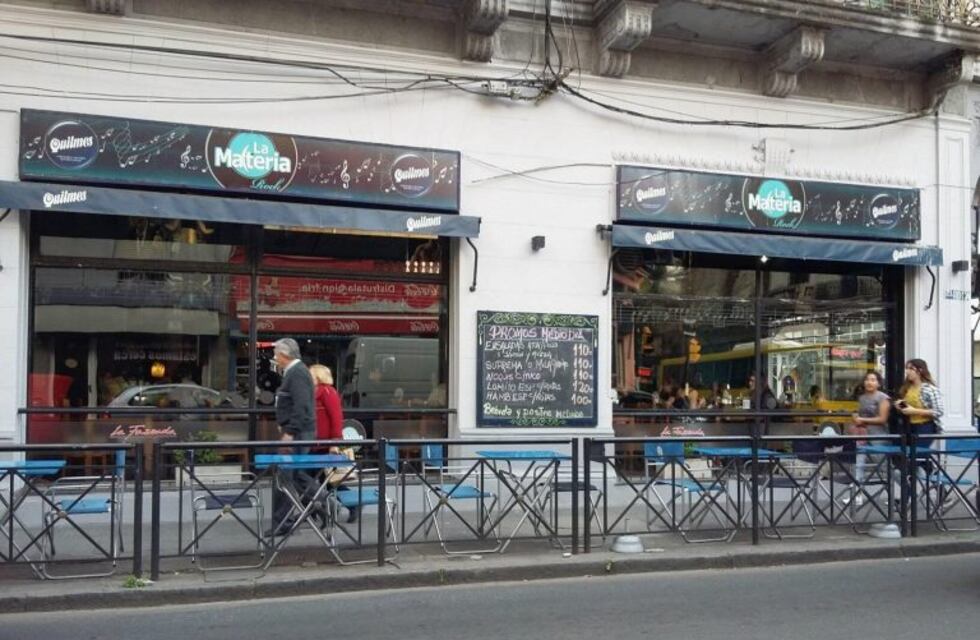 Una mujer destruyó el vidrio de un bar céntrico, amenazó a los clientes y la detuvieron