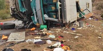 Así quedó el micro luego del accidente en San Rafael\u002E