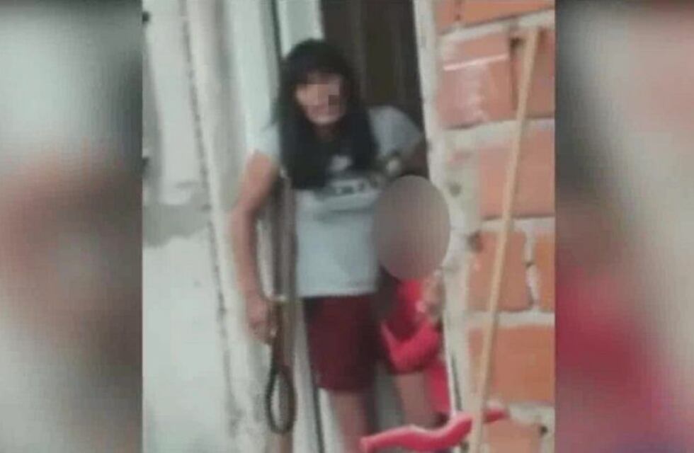 Denunciaron a una mujer filmada cuando amenazaba con darle cintazos a su hija