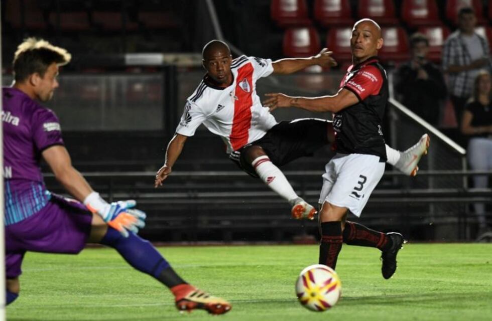 Colón le ganó a un River que piensa más en la Copa y se quedó sin invicto