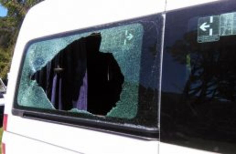 Son siete los detenidos por apedrear el auto de Macri en Villa Traful