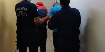 aprehendidos luego de asaltar a una mujer