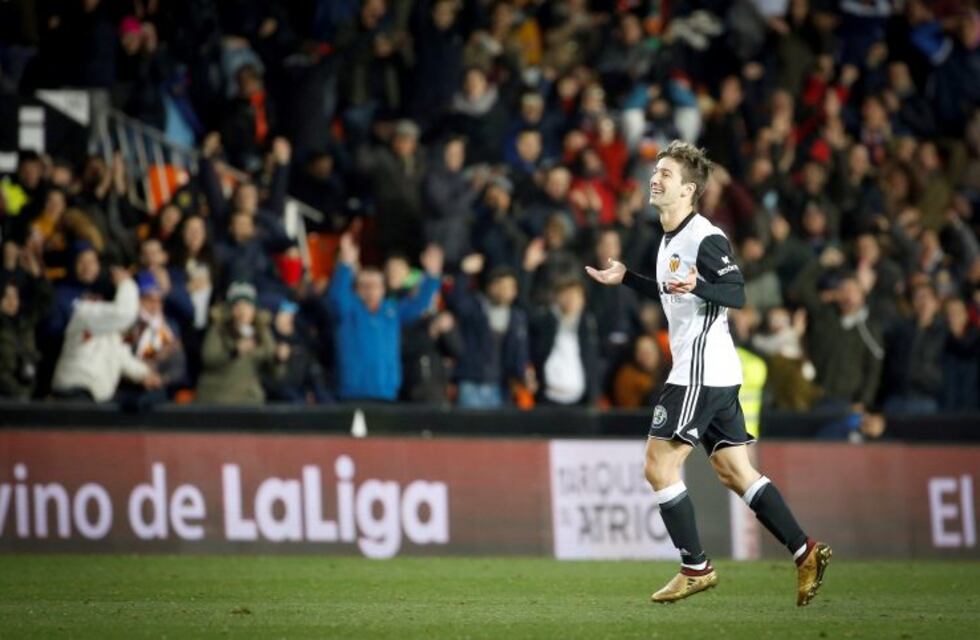 El golazo de mitad de cancha de Luciano Vietto