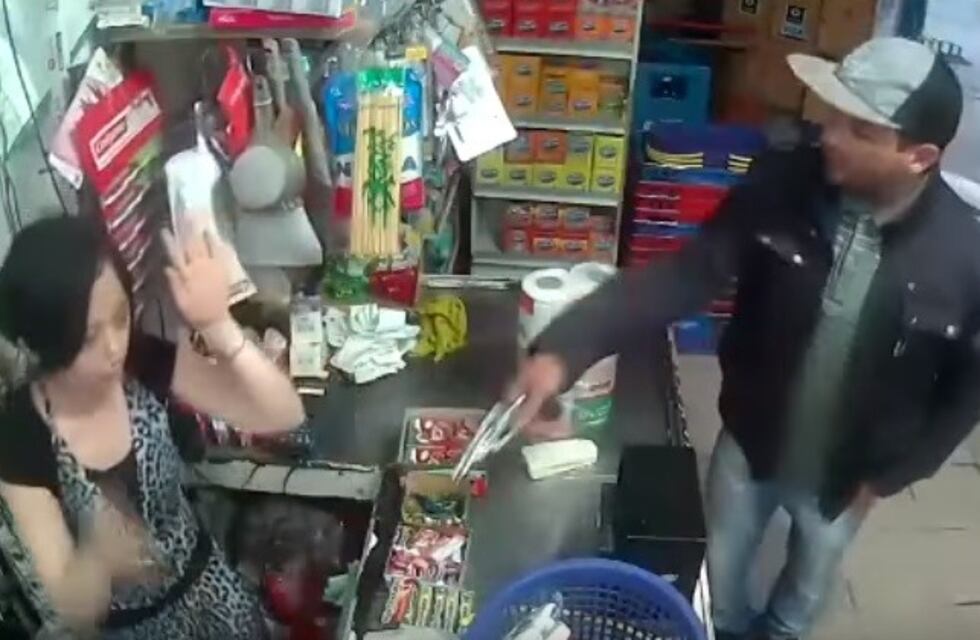 Delincuentes robaron un súper chino y quedaron registrados por una cámara de seguridad