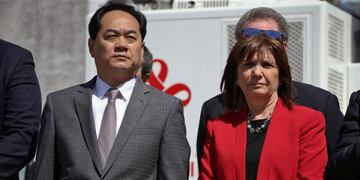 BAS10\u002E BUENOS AIRES (ARGENTINA), 16/11/2018\u002E- La ministra de Seguridad de Argentina, Patricia Bullrich (d), y el embajador chino en Argentina, Yang Wanming (i), asisten a la presentación del nuevo equipamiento del que las fuerzas de seguridad argentinas dispondrán en el marco de la Cumbre G20, donado por China y valorado en 17,3 millones de dólares, hoy, viernes 16 de noviembre de 2018, en la Ciudad de Buenos Aires (Argentina)\u002E Argentina está lista y preparada para el G20, según la ministra de Seguridad del país, Patricia Bullrich, después de que en los últimos dos días haya habido más de una decena de detenciones vinculadas al terrorismo en Buenos Aires, a dos semanas de la cumbre de jefes de Estado del G20\u002E EFE/Juan Ignacio Roncoroni