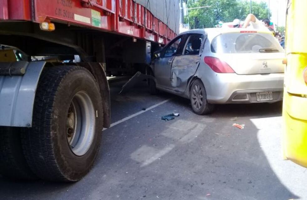 Caos por un choque múltiple entre un colectivo, un camión y un auto