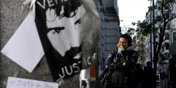 DYN05, BUENOS AIRES, 21/10/2017, MUESTRAS DE SOLIDARIDAD Y APOYO A LA FAMILIA DE SANTIAGO MALDONADO EN LA PUERTA DE LA MORGUE JUDICIAL LUEGO DE QUE SERGIO MALDONADO CONFIRMARA QUE EL CUERPO HALLADO EN EL RIO CHUBUT ES EL DE SU HERMANO\u002E\nFOTO:DYN/PABLO AHARONIAN\u002E