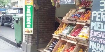 La venta de alimentos y bebidas fue una de las pocas favorecidas\u002E (Verdulería Los Martínez)