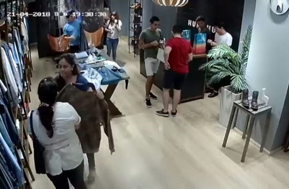Dos mecheras se llevaron ropa de un local y su dueño pide que las paguen