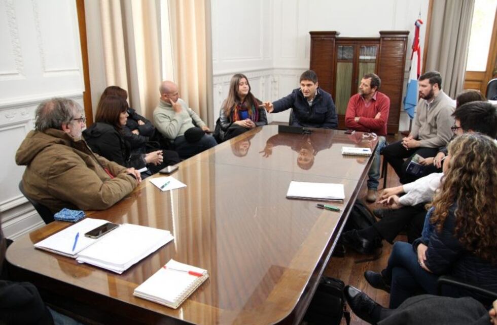 Mientras se investiga la muerte de la bibliotecaria, Pullaro se reunió con sus familiares