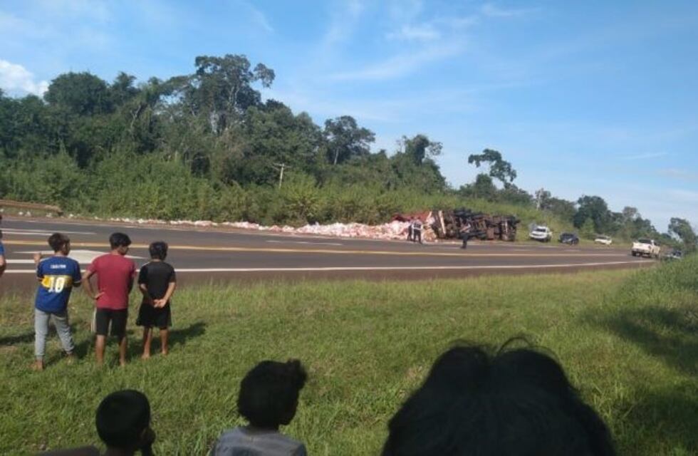 Un camión cargado con yerba mate empaquetada volcó en Caraguatay