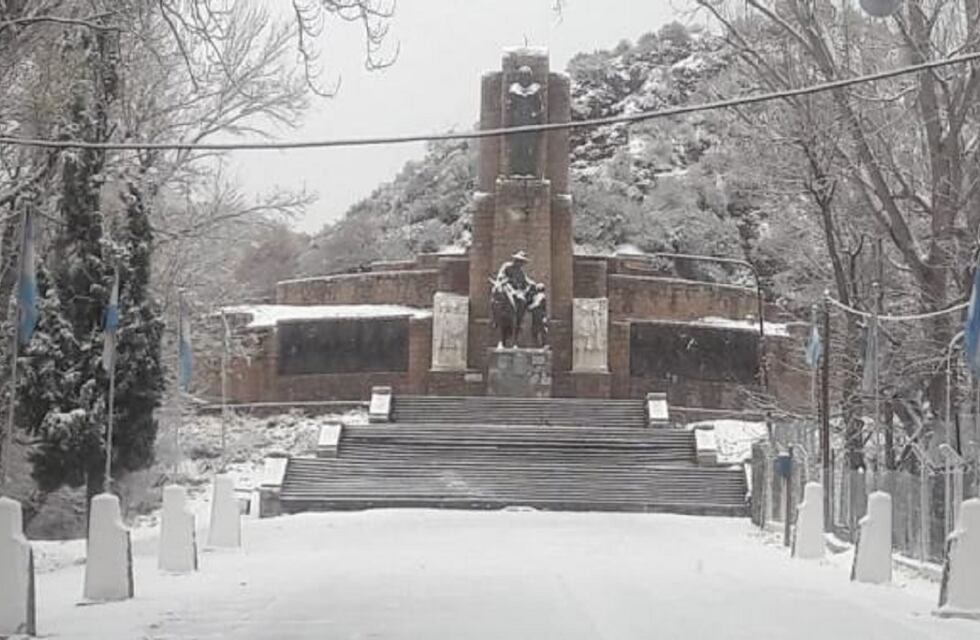 Cubiertos por un manto blanco: hermosa postal de El Manzano y Las Leñas tras la intensa nevada