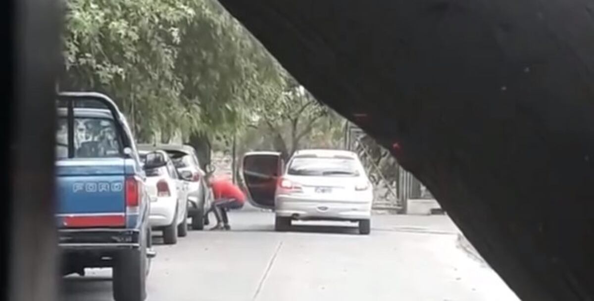 Así roban ruedas en Godoy Cruz