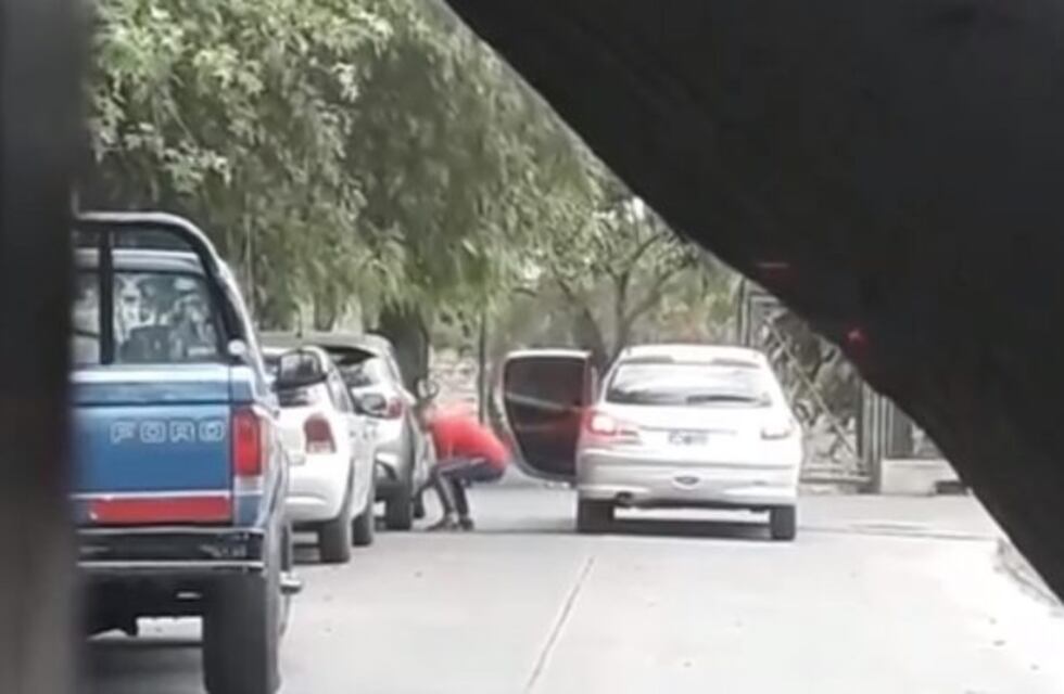 Así roban ruedas en Godoy Cruz