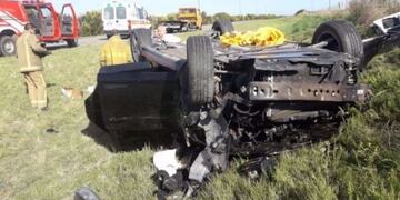 El auto quedó con el techo sobre el piso\u002E No saben qué ocurrió\u002E