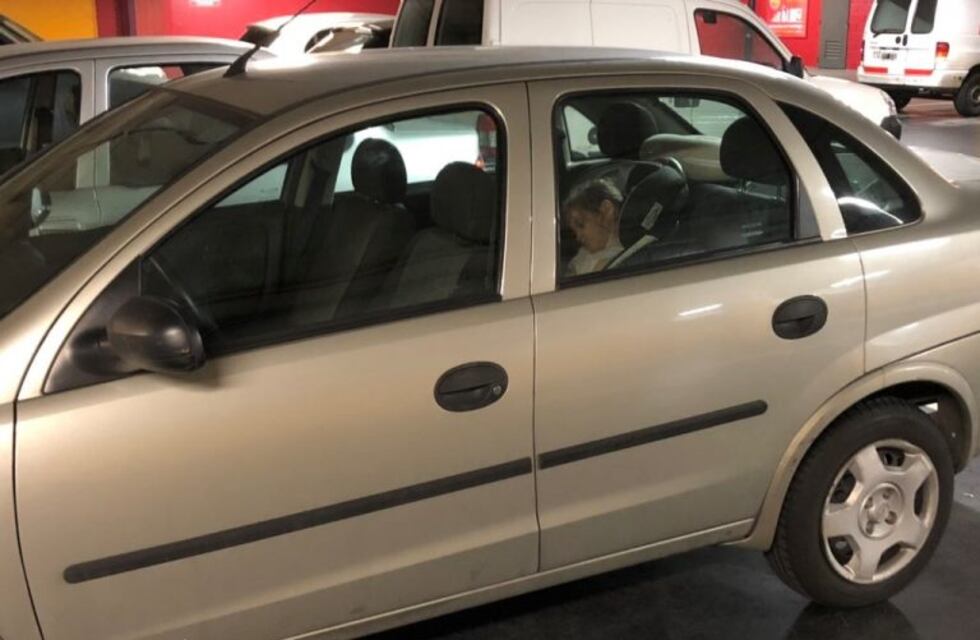 Dejaron a una nena encerrada en un auto y su mamá culpó al marido
