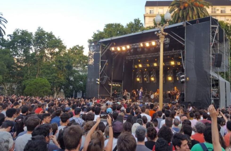 La lluvia no impidió un gran marco para el show de Fito Páez en la Plaza San Martín