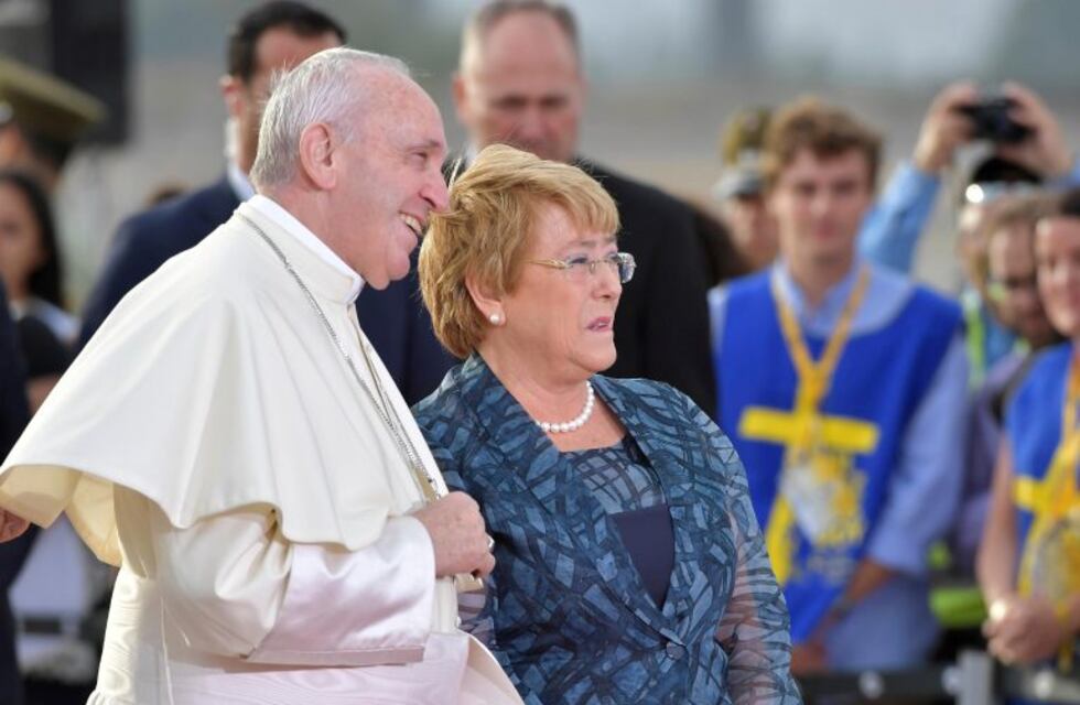 Queman tres iglesias en Chile tras la llegada del papa Francisco