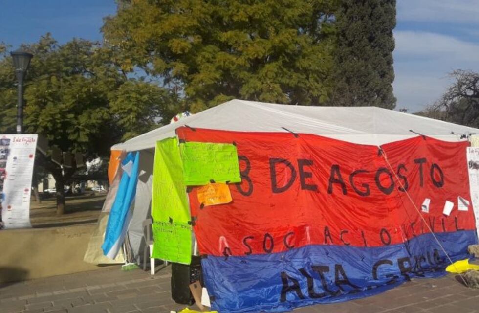 La Asociación 8 de Agosto continúa acampando frente a la Municipalidad