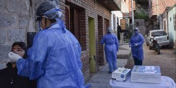 Los agentes de control del COE Jujuy realizan testeos en busca de coronavirus en los barrios donde viven los pacientes diagnosticados el martes último\u002E