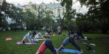 People practice yoga on June 22, 2020 at Riegrovy sady park in Prague, Czech Republic\u002E (Photo by Michal Cizek / AFP)