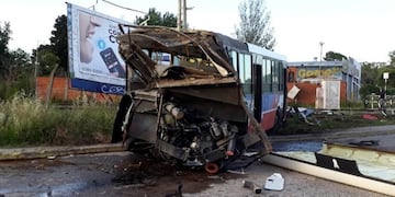 Así quedó el colectivo de la línea 57 tras ser embestido por una formación del tren Belgrano Norte\u002E
