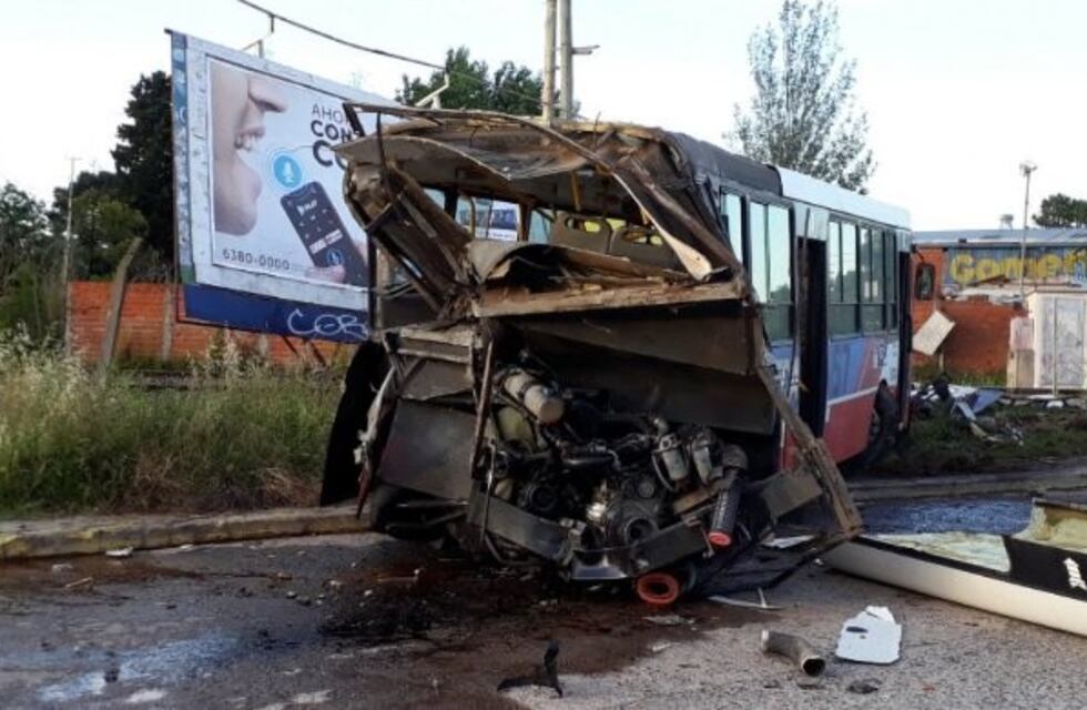 El tren Belgrano Norte embistió a un colectivo 57 y hay al menos seis heridos