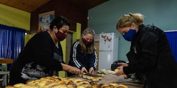 Amasan toritas y pan para los merenderos en Alvear