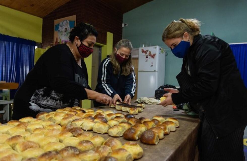 Amasan tortitas y pan para asistir a los merenderos de Alvear