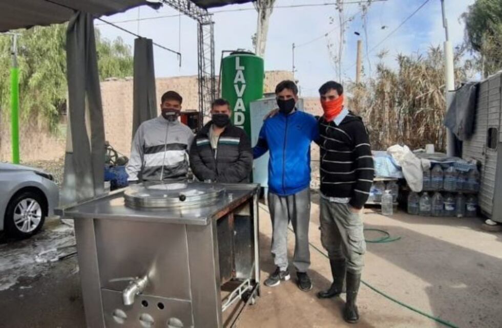 Lavan autos para juntar plata para su merendero