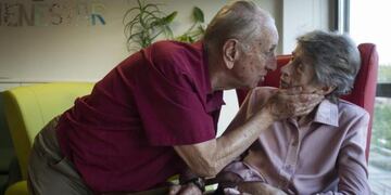 Un hombre de 86 años visita todos los días a su mujer enferma de Alzehimer
