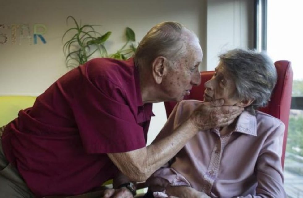 Un hombre de 86 años visita todos los días a su mujer enferma de Alzheimer