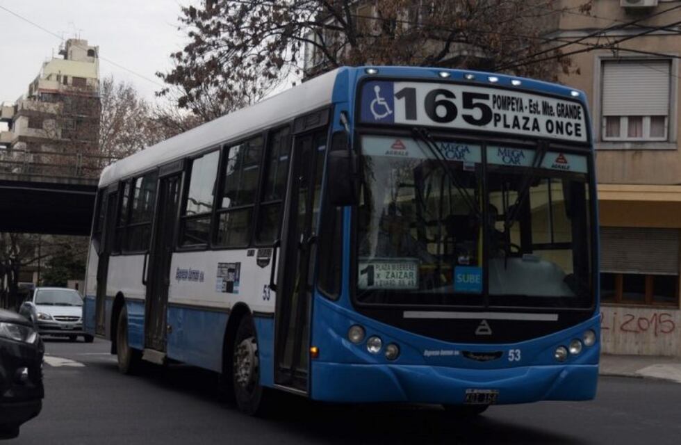 Un degenerado se masturbó frente a una mujer y sus dos hijas en un colectivo