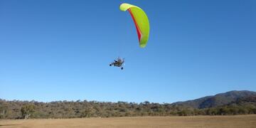 Volar en los cielos de los Valles de Jujuy no es sólo privilegio de las aves.