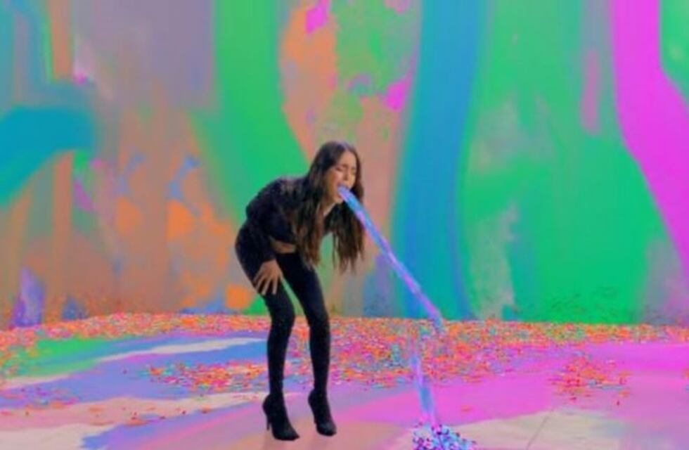 Polémica: Tini Stoessel publicó un videoclip donde vomita en colores