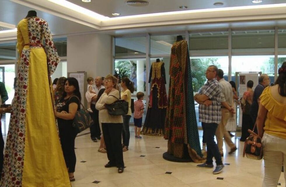 Inauguraron una muestra de "vestidos reales"
