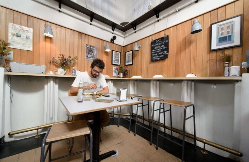 A un paso de no más azúcar en las mesas de los bares