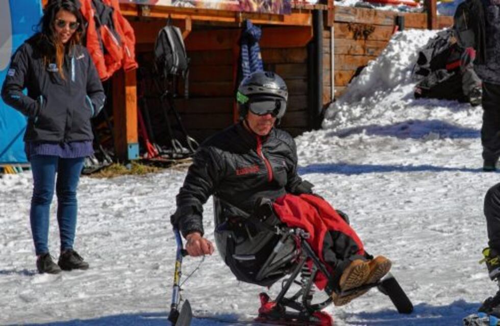 Un accidente le impidió volver a caminar y hoy es el primer instructor de esquí en silla de ruedas del mundo