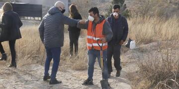el Intendente Daniel Gómez Gesteira llevó a cabo el acto simbólico de toma de posesión de un espacio verde ubicado en calle Cimarrosa de barrio Carlos Paz Sierras