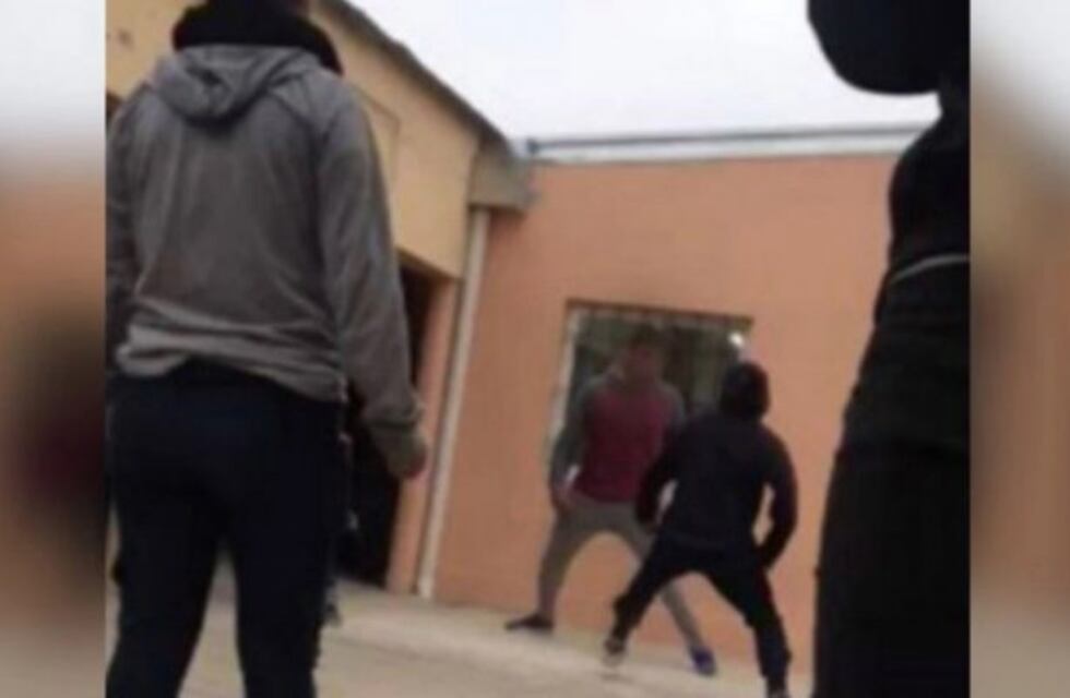 La pelea a cuchillazos en una escuela se originó "por conflictos que vienen de afuera"