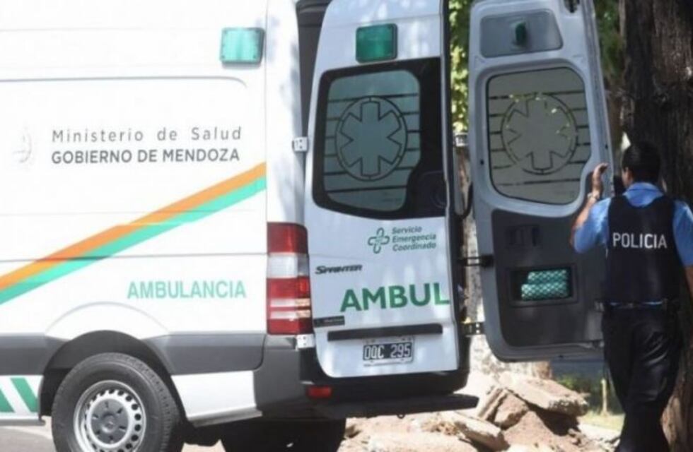 Un albañil cayó desde el techo de una casa y murió