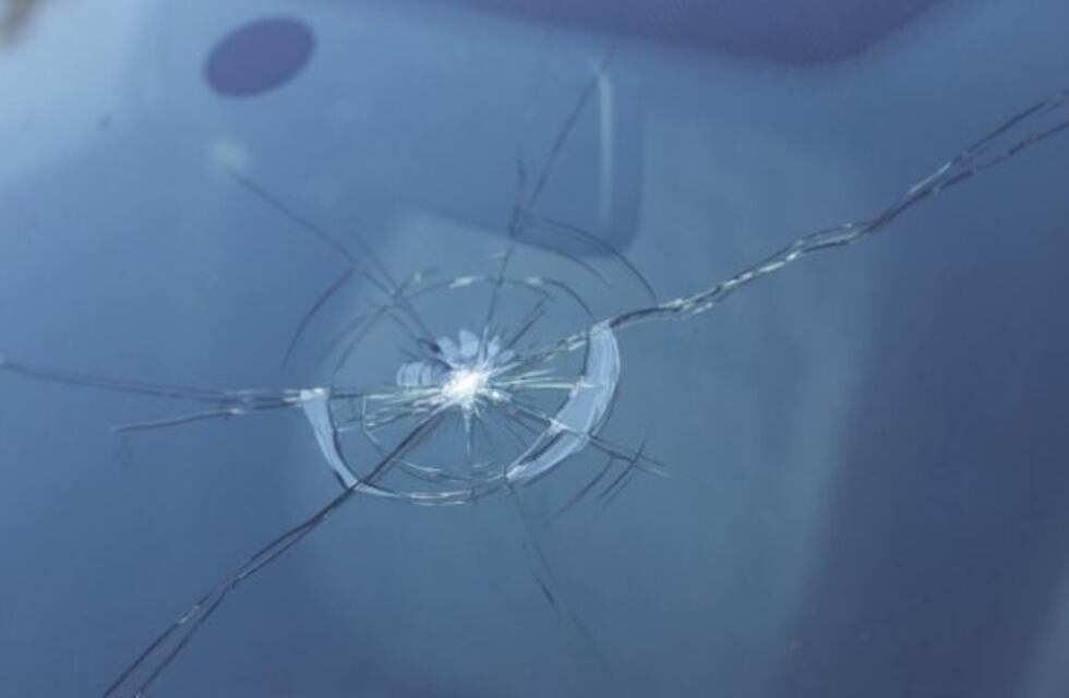 Marcos Juárez: discutió con su pareja y rompió el vidrio de un auto