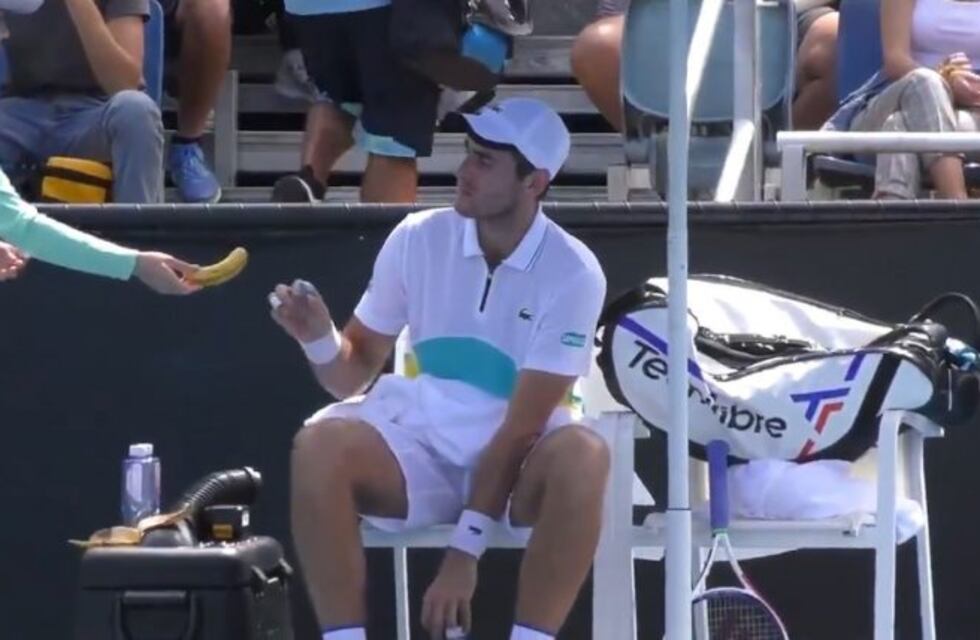 Australian Open: polémica por el insólito pedido de un tenista a una alcanzapelotas
